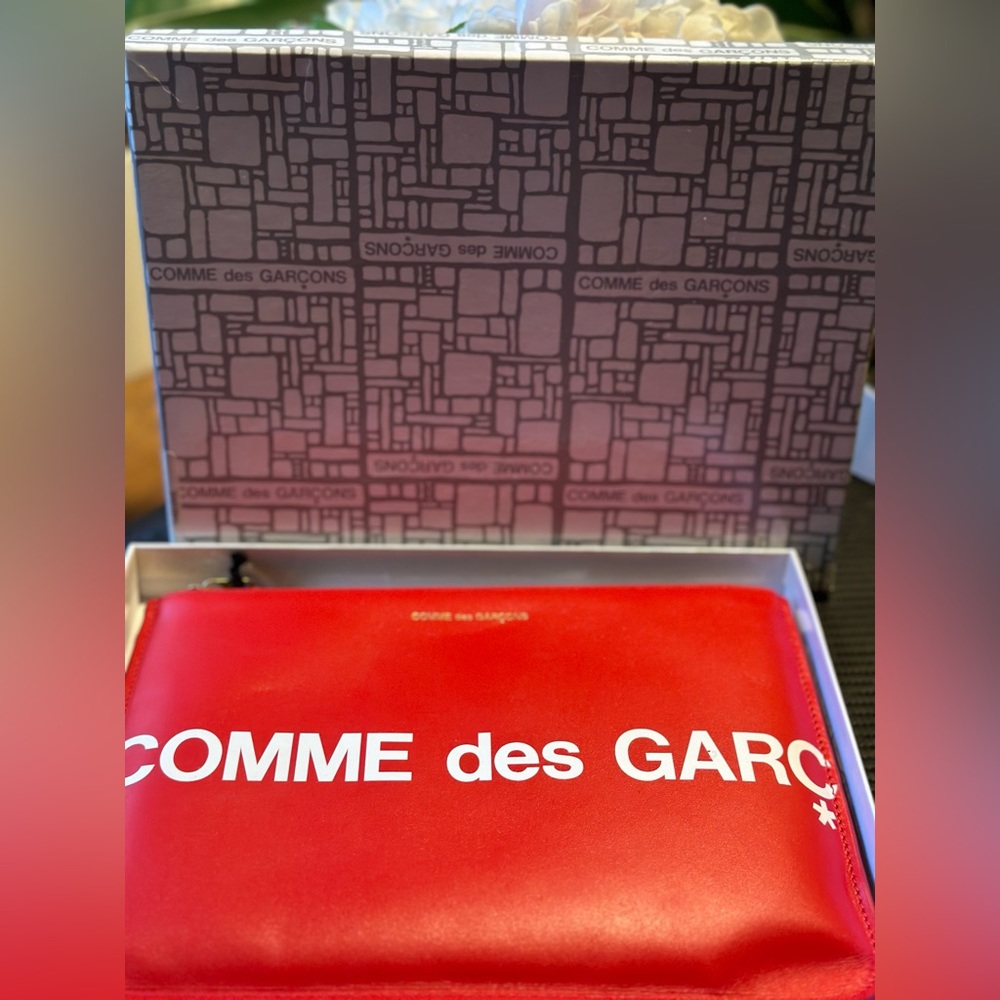COMME DES GARÇONS WALLETS
Red Huge Logo Pouch